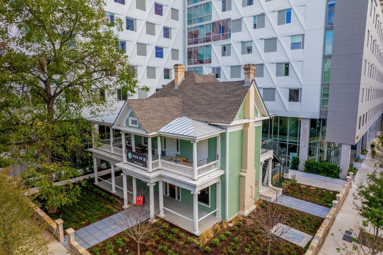 villas on rio apartment with starbucks out front for pickup